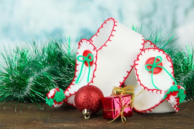 Chaussures de Noël avec des décorations sur table sur fond clair