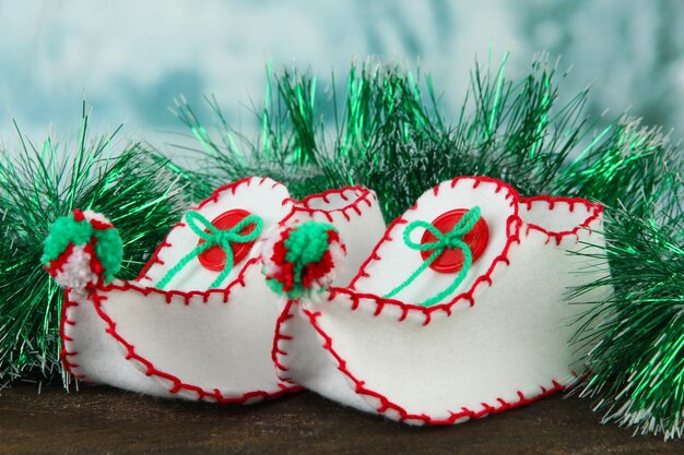 Chaussures de Noël décoratives sur table sur fond clair