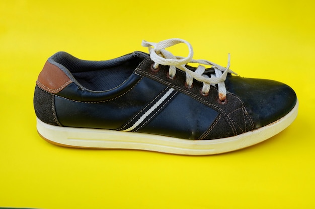 Chaussures noires isolées sur fond jaune