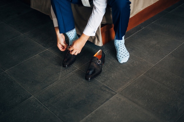 Chaussures noires pour hommes sur le sol