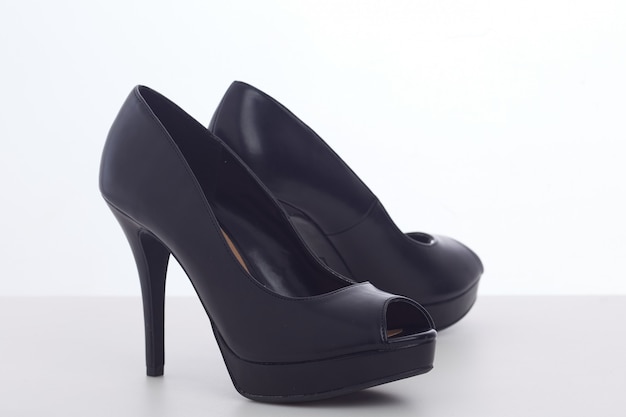 Chaussures noires à talons hauts sur blanc