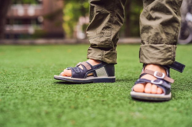 Chaussures orthopédiques pour enfants sur les pieds du garçon.