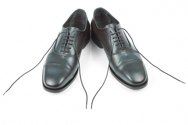 Chaussures Oxford marron classiques pour hommes sur fond blanc. Chaussures en cuir. Chaussures à la mode pour hommes