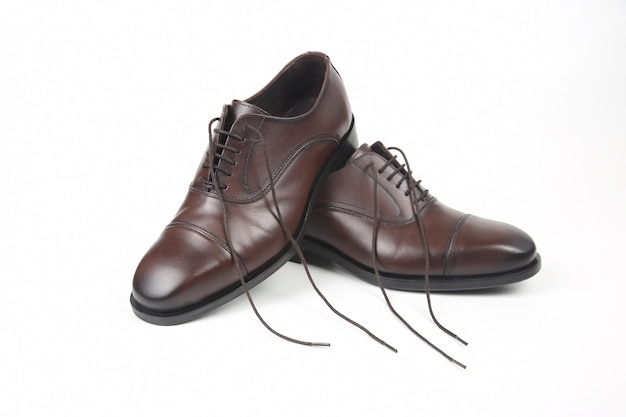 Chaussures Oxford marron pour hommes classiques sur espace blanc. Chaussures en cuir