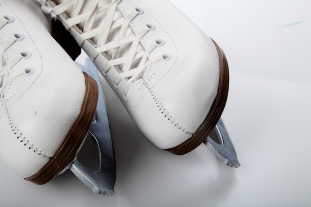 Chaussures de patin à glace blanc isolated on white