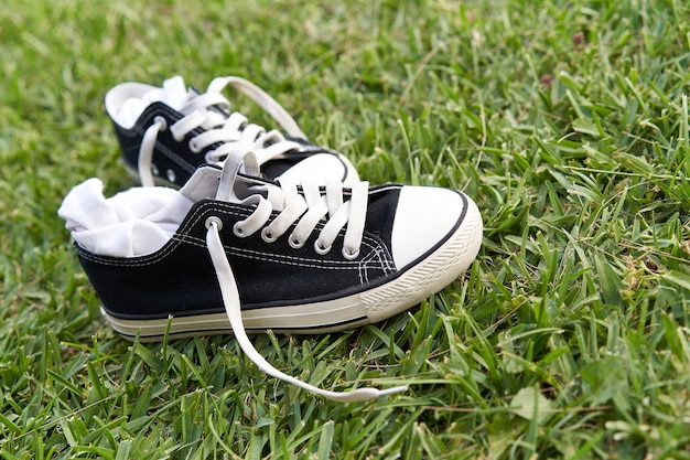 chaussures sur la pelouse de la piscine en été