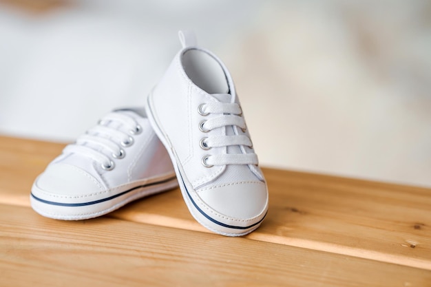 Chaussures pour enfants blancs le concept de la maternité et de l'enfance