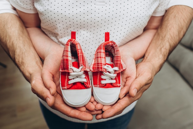 chaussures pour enfants dans les mains des parents