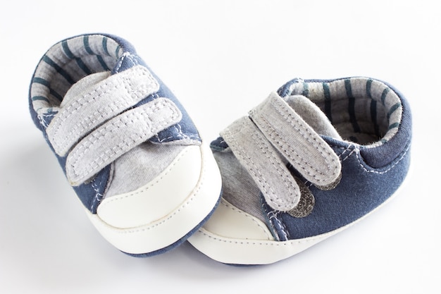 Chaussures pour enfants sur fond blanc