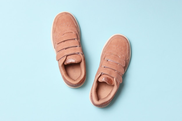 Chaussures pour enfants sur un fond coloré vue de dessus chaussures pour enfants