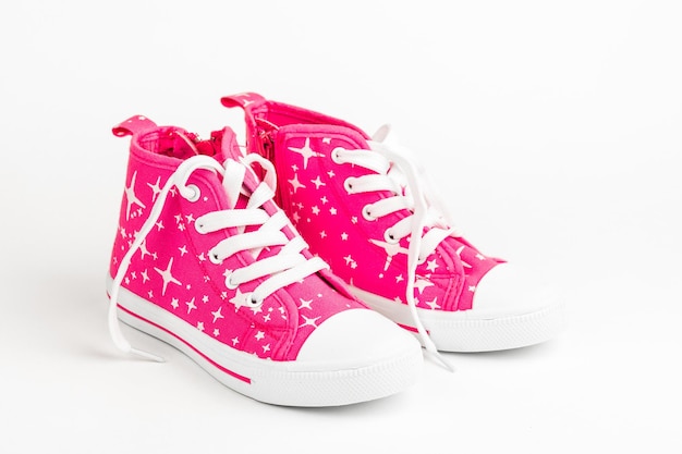 Chaussures pour enfants rouge sur fond blanc