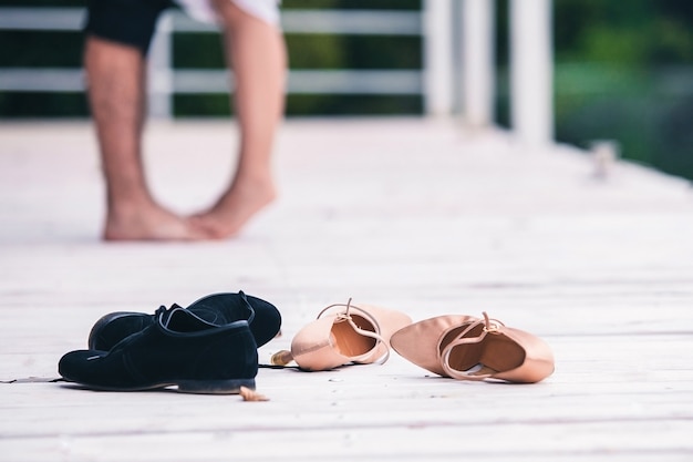 Chaussures pour femme et homme debout sur le sol dans la chambre sur le fond d'un couple