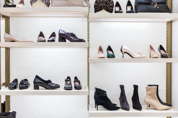 Chaussures pour femmes élégantes sur les étagères d'une boutique Chaussures bottes et bottes Fashion Style Vue de face