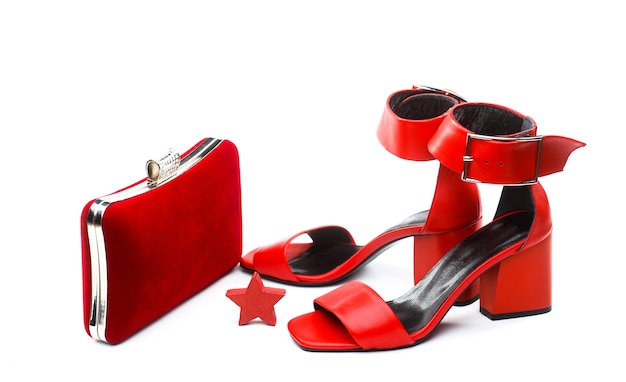 Chaussures pour femmes à talons hauts et sacs. Chaussures sandales élégantes en cuir pour femmes rouges. Sac femme. Sac pour femme et chaussures rouges élégantes. Chaussures en cuir colorées à talons aiguilles. Chaussure en cuir classique élégante pour femmes.