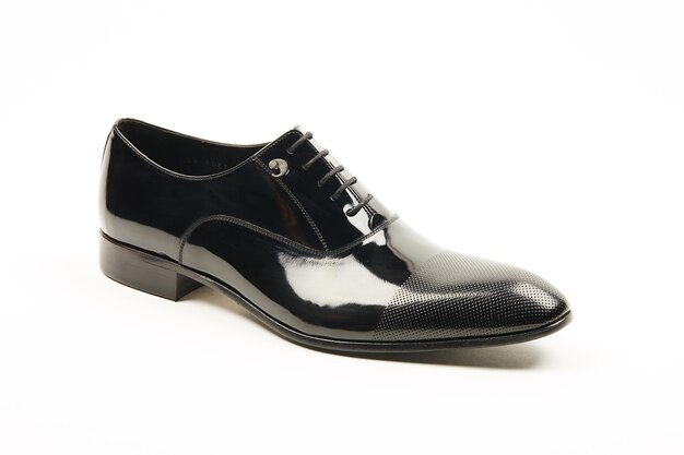 Chaussures pour hommes classiques, cuir noir sur fond blanc isolé.