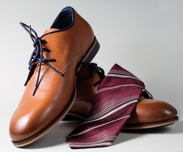 Photo chaussures pour hommes avec cravate sur gris