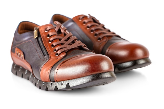 Chaussures pour hommes en cuir marron isolés sur fond blanc