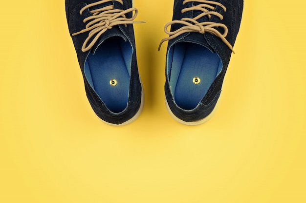 Chaussures pour hommes avec des épingles en papier jaune