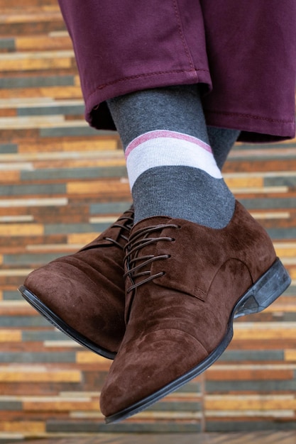 Chaussures pour hommes à la mode avec de beaux pieds en chaussettes