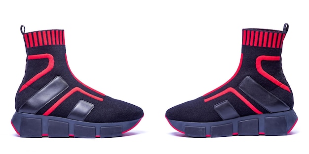 Chaussures pour hommes noir et rouge sur fond blanc