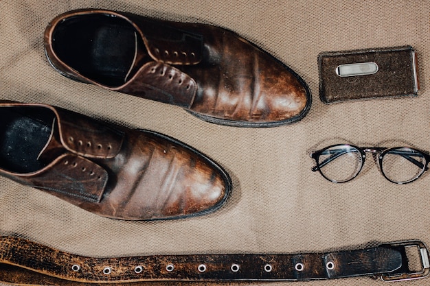 Chaussures rétro en cuir marron ceinture lunettes de soleil steampunk et montre à gousset style vintage