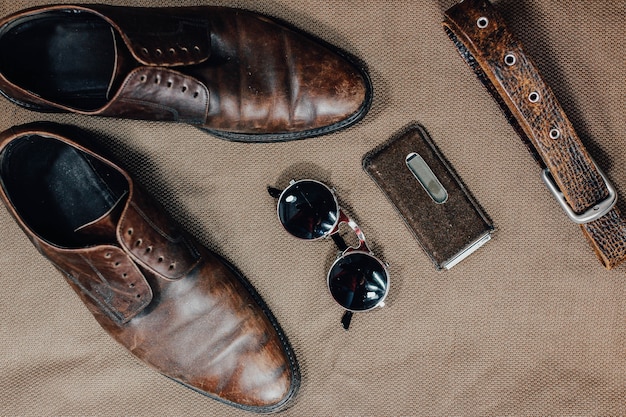 Chaussures rétro en cuir marron ceinture lunettes de soleil steampunk et montre à gousset style vintage