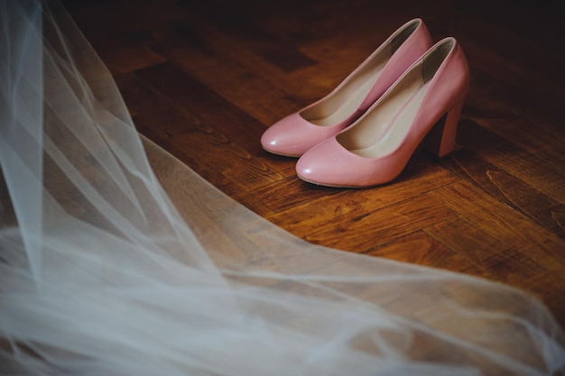 Les chaussures roses classiques laquées élégantes et élégantes sont isolées Accessoire de mariage Gros plan Vue latérale