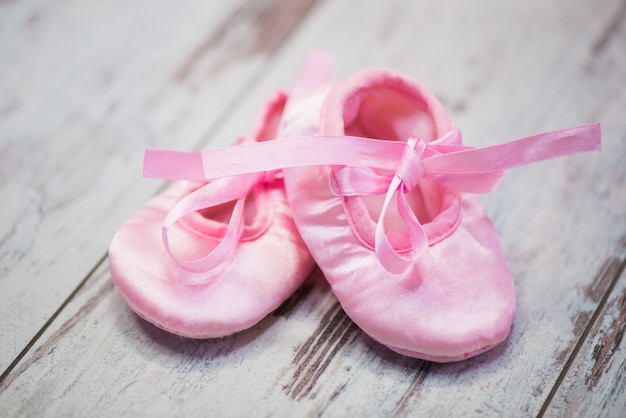 Chaussures roses pour enfants sur fond de bois En attente de la fille