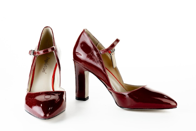 Chaussures rouges pour femmes d'un vernis sur fond blanc