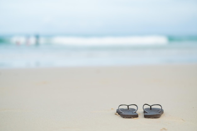 Chaussures sur le sable avec fond de mer se détendre fond bel océan