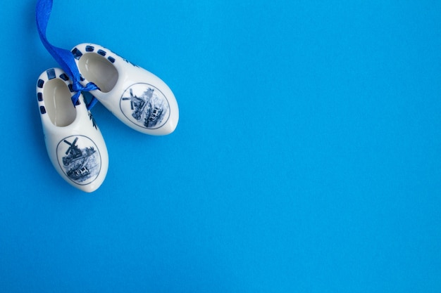 Chaussures souvenir néerlandais sur bleu