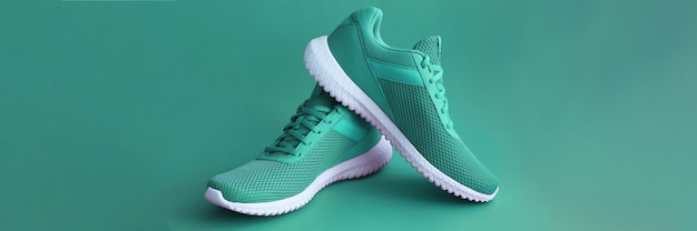 Chaussures de sport colorées sur fond de couleur verte