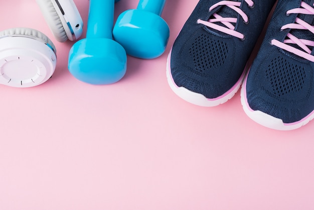 Chaussures De Sport Femme, Haltères Bleus Et Casque Blanc Avec Espace De Copie, Vue De Dessus