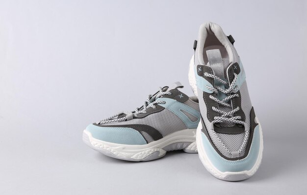 Chaussures de sport sur fond gris