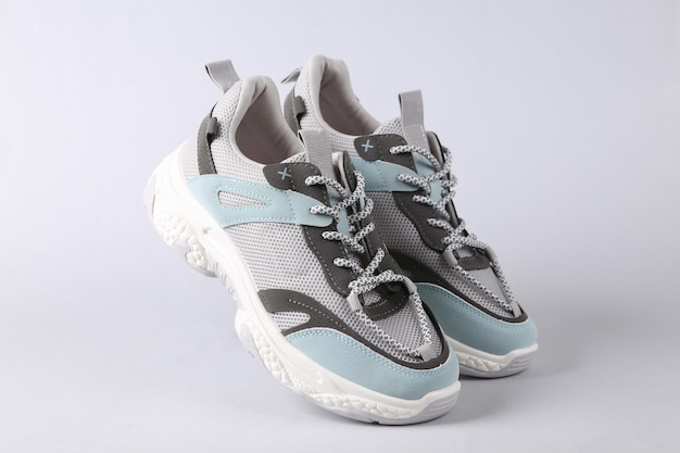 Chaussures de sport sur fond gris