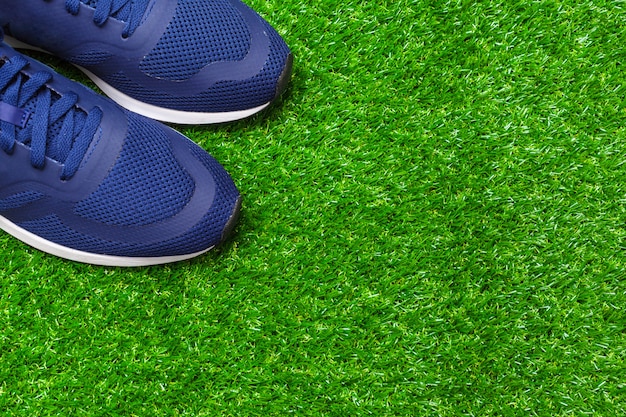 Chaussures de sport sur l&#39;herbe