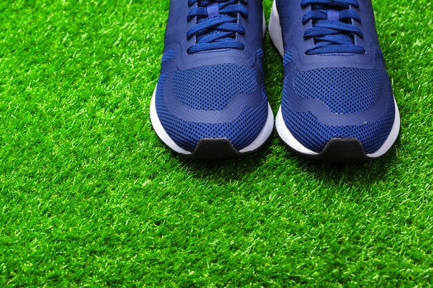 Chaussures de sport sur l'herbe