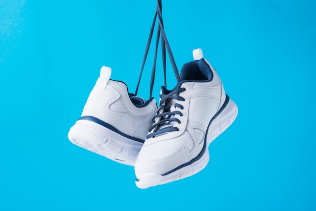 Chaussures De Sport Homme De Mode Sur Fond Bleu. Baskets Homme élégant Pour  Remise En Forme, Gros Plan