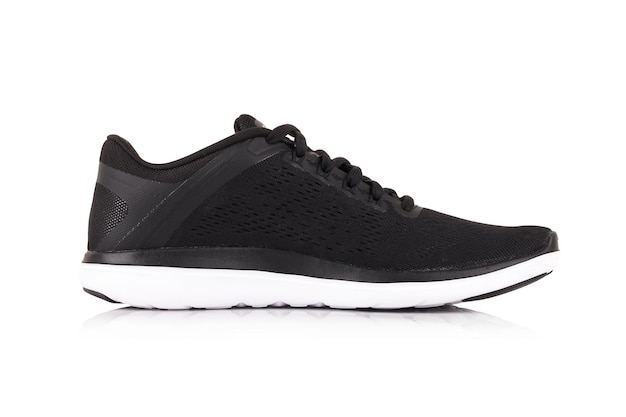 Chaussures de sport noir isolé sur fond blanc