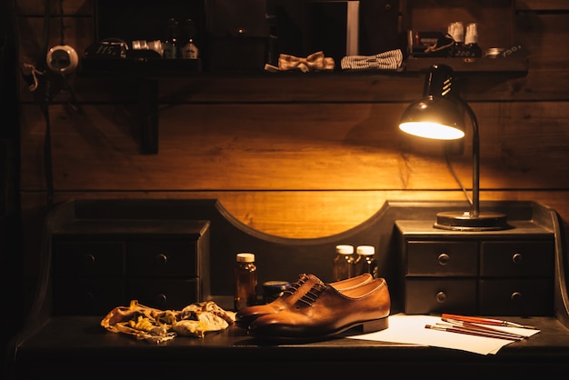 Chaussures sur table à l'atelier de chaussures.