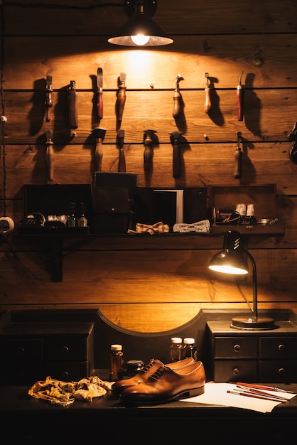 Chaussures sur table à l'atelier de chaussures.