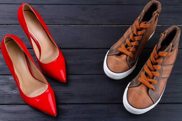 Chaussures à talons hauts pour femmes rouges et baskets pour hommes marron