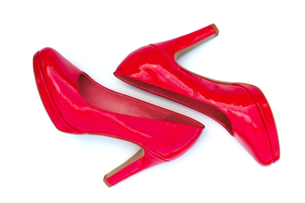 Chaussures à talons hauts pour femmes rouges, isolés sur fond blanc. Mise à plat