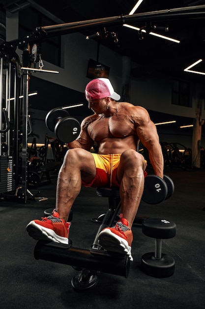 Chauve brutale sexy fort bodybuilder athlétique fitness homme pomper les muscles abdominaux entraînement musculation concept fond