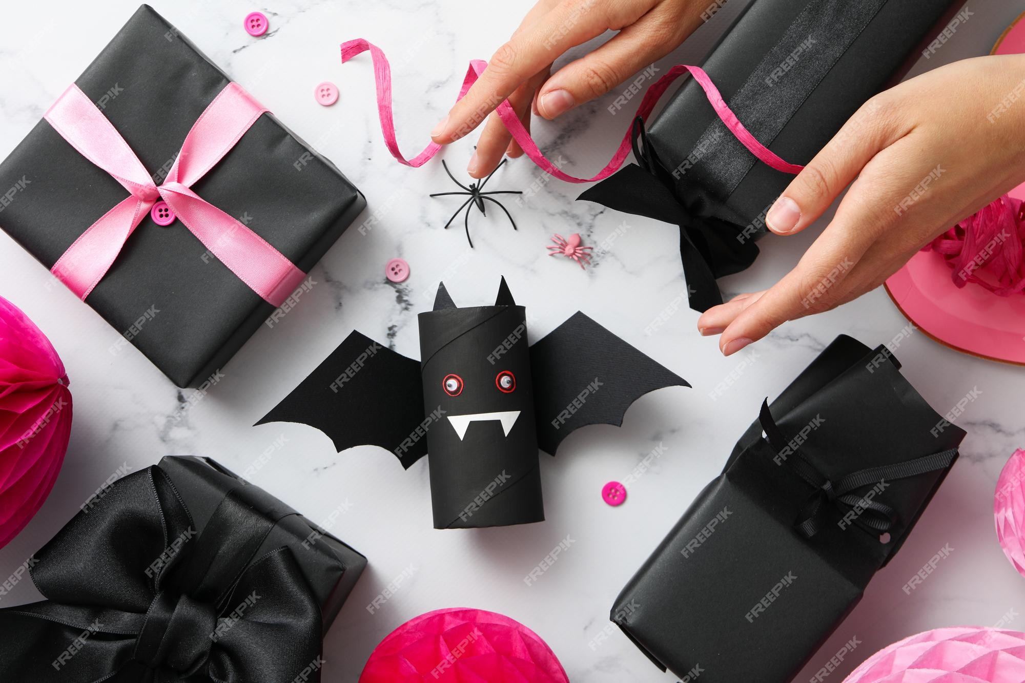 Chauve-souris En Papier Noir Avec Des Cadeaux Pour Halloween