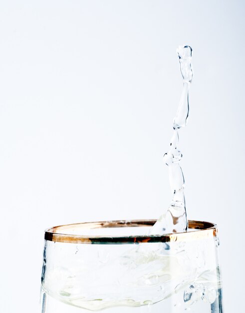 La chaux éclabousse dans un verre d'eau