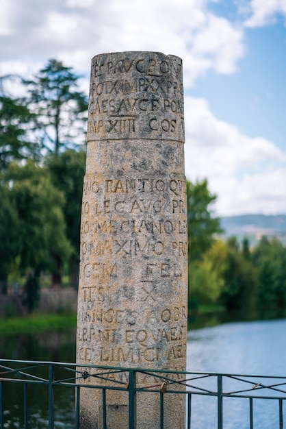 Chaves Portugal inscription romaine sur une colonne monument historique et touristique pont romain en pierre