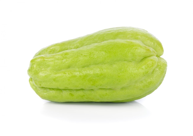 Chayote isolée sur blanc