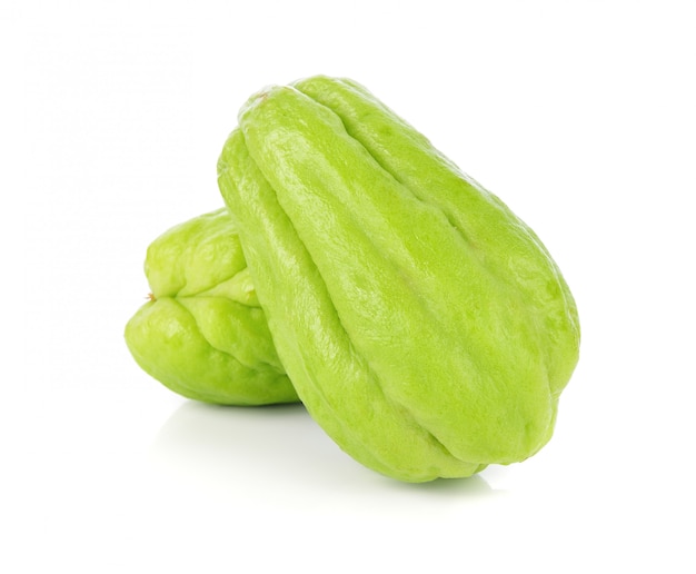 Chayote isolée sur blanc