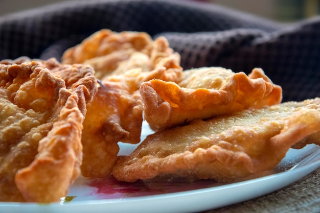 Photo des chebureks dorés frits ou des boulettes sont disposés sur une assiette
